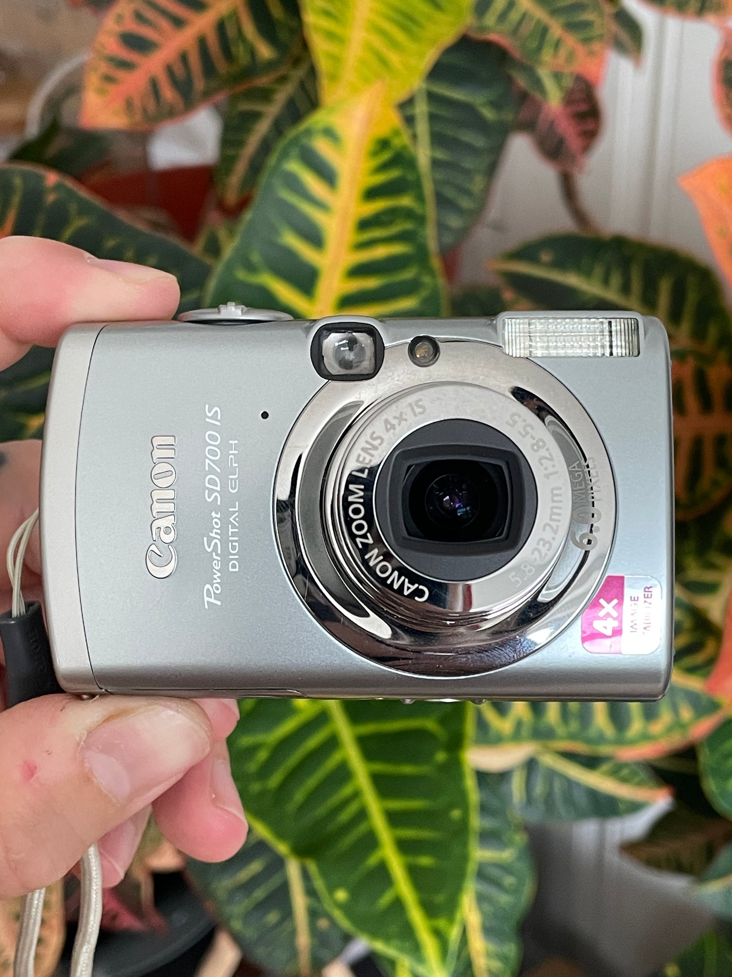 Canon PowerShot SD700 IS Digital ELPH 6.0 MP Digital Camera Bundle