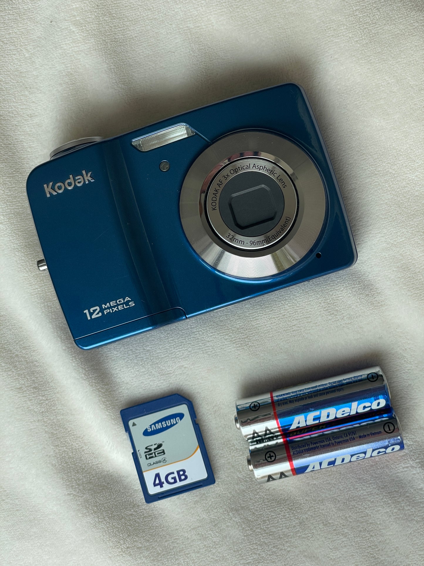 Kodak EasyShare CD82 12 MP Digital Camera Bundle - Blue