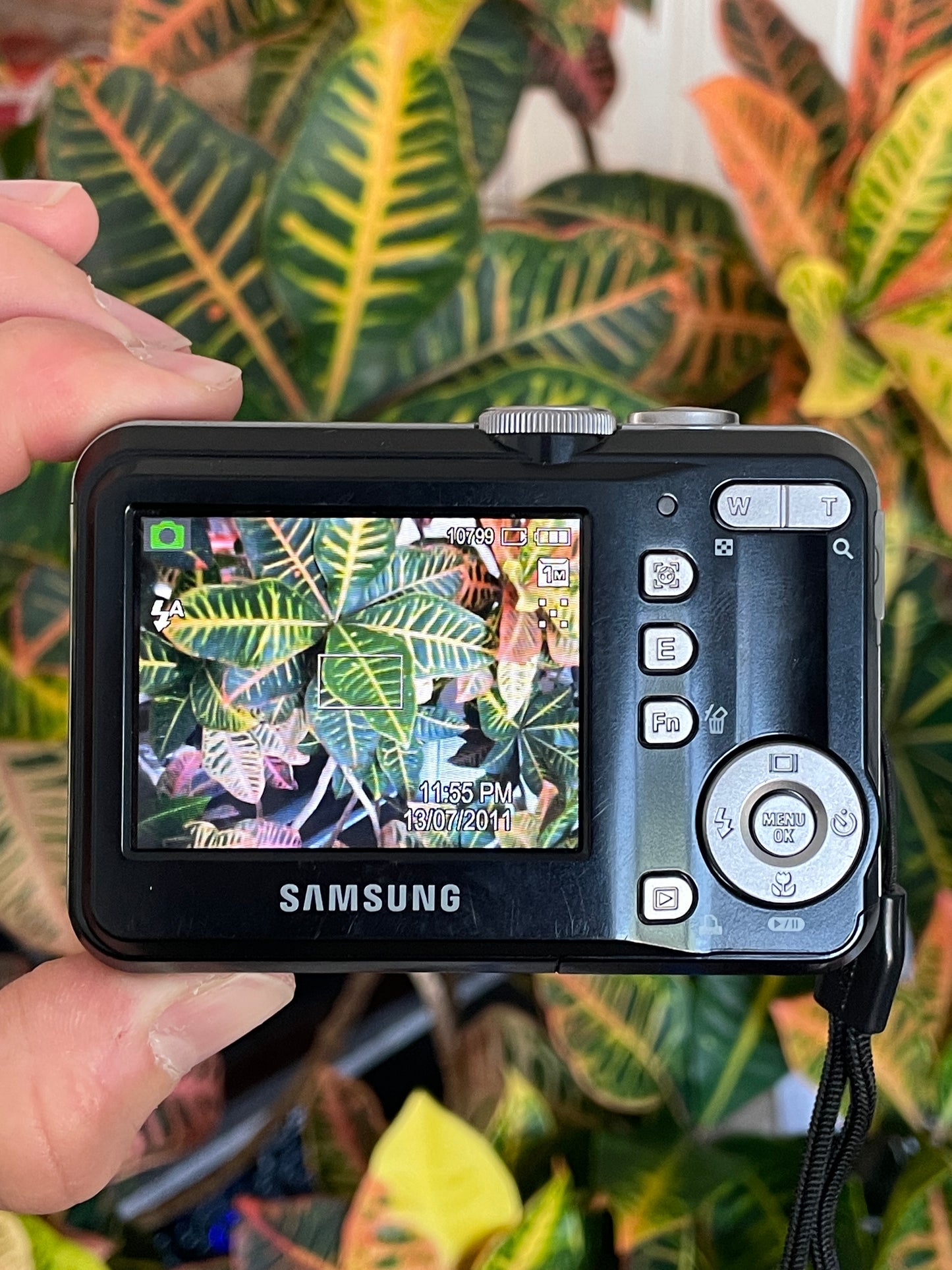 Samsung S860 8.1 MP Digital Camera Bundle