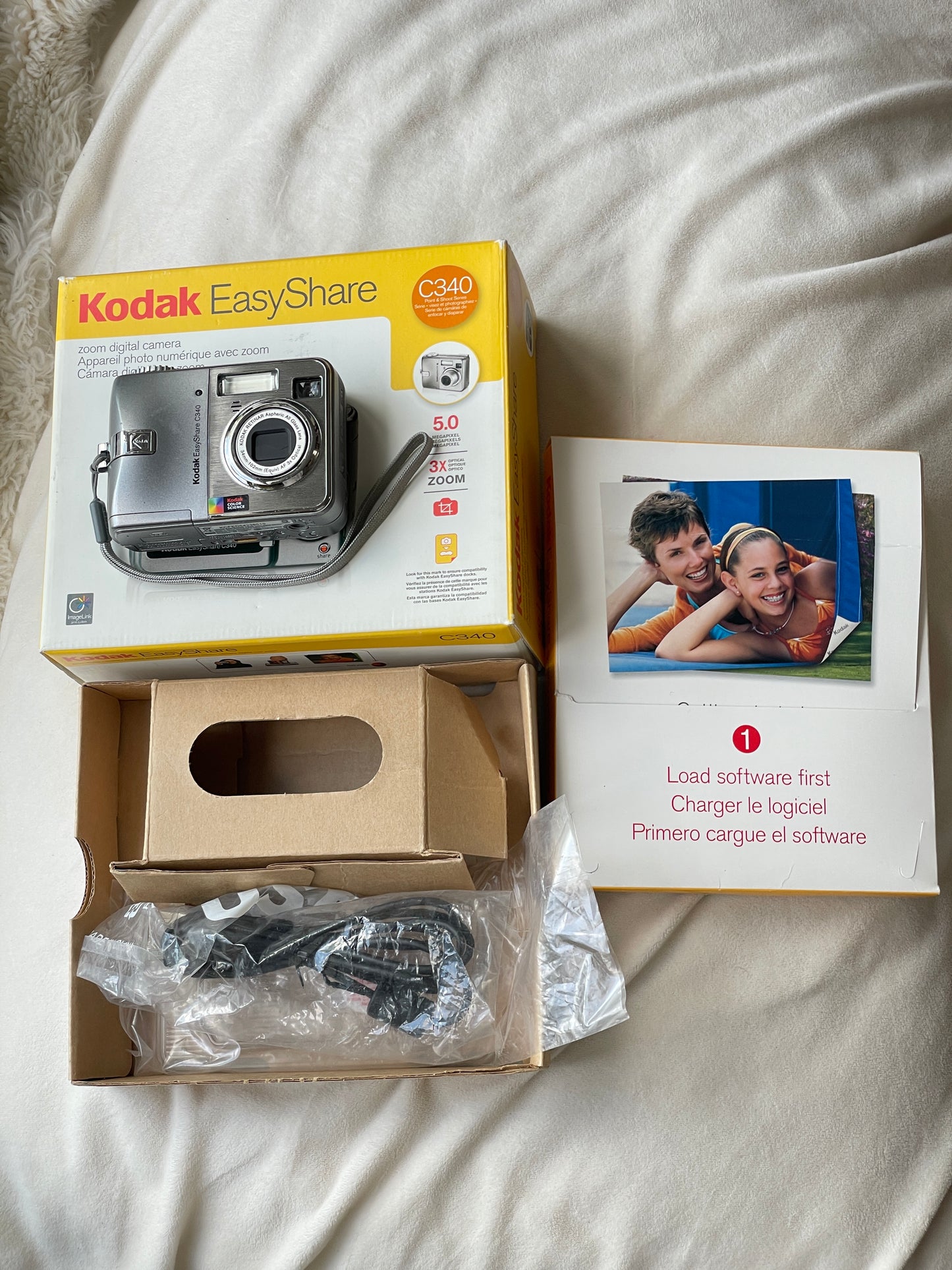 Kodak EasyShare C340 5.0 MP Digital Camera Bundle - In Box