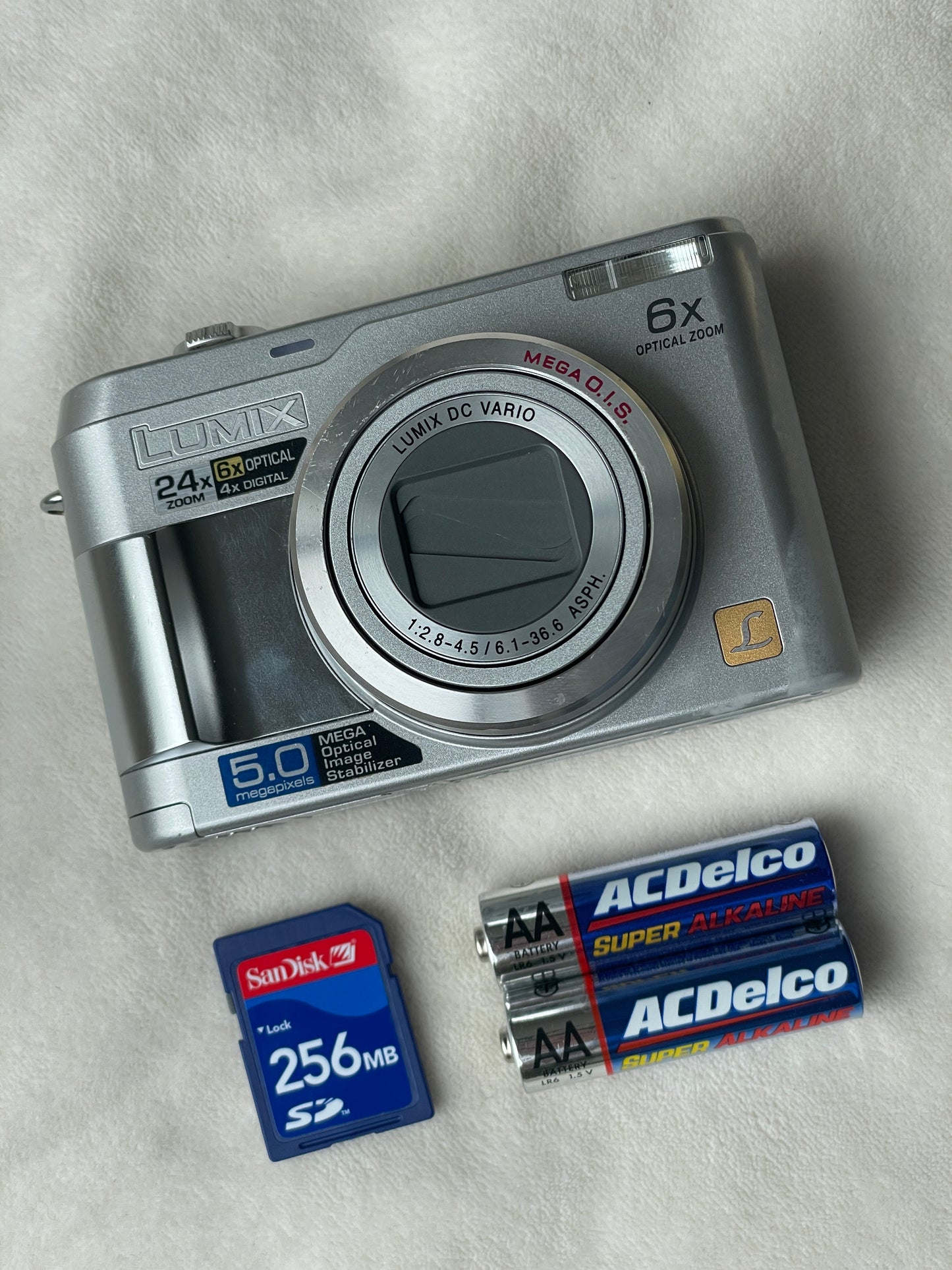 Panasonic Lumix DMC-LZ2 5.0 MP Digital Camera Bundle