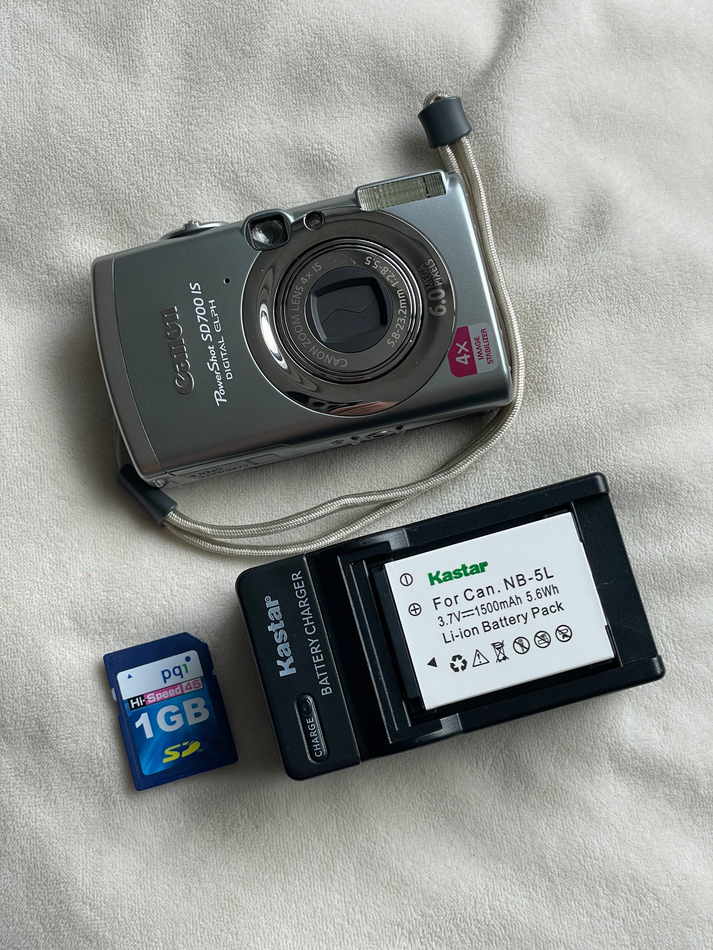 Canon PowerShot SD700 IS Digital ELPH 6.0 MP Digital Camera Bundle