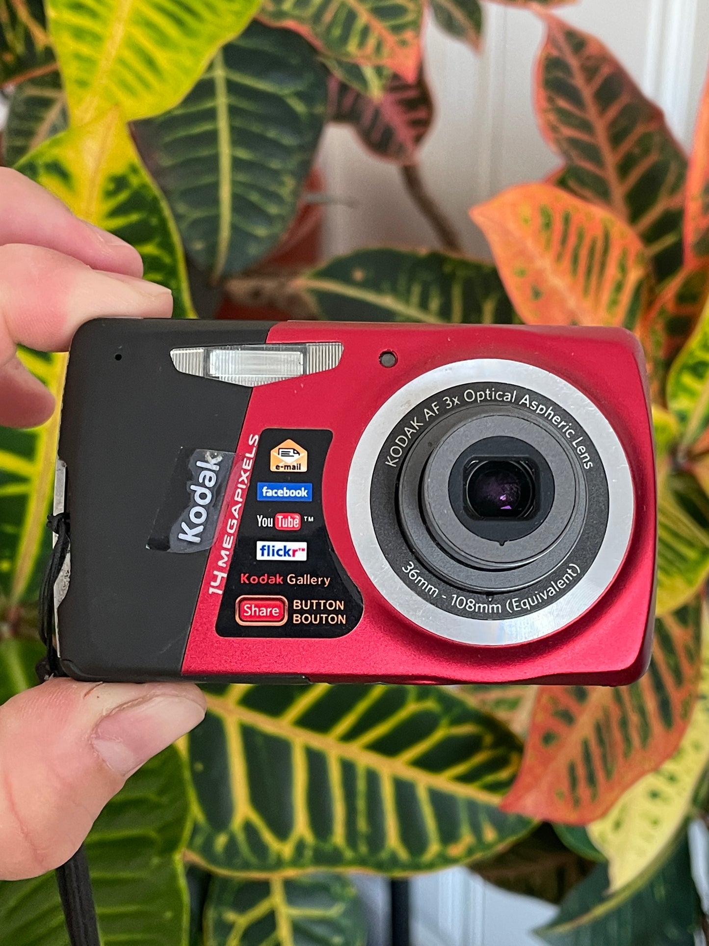 Kodak EasyShare M531 14 MP Digital Camera Bundle - Red