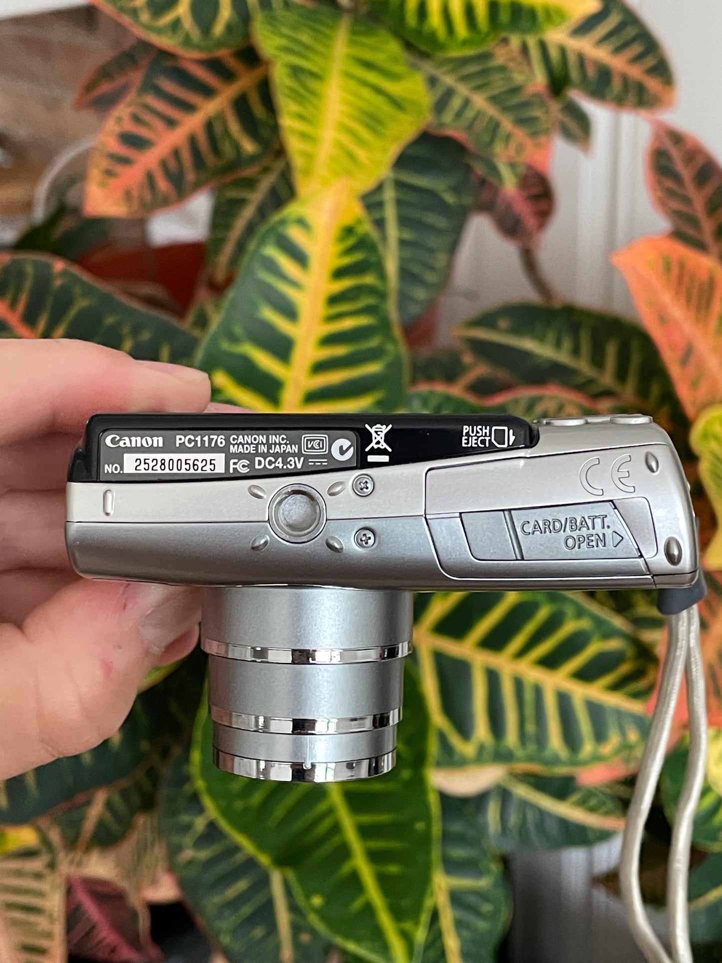 Canon PowerShot SD700 IS Digital ELPH 6.0 MP Digital Camera Bundle