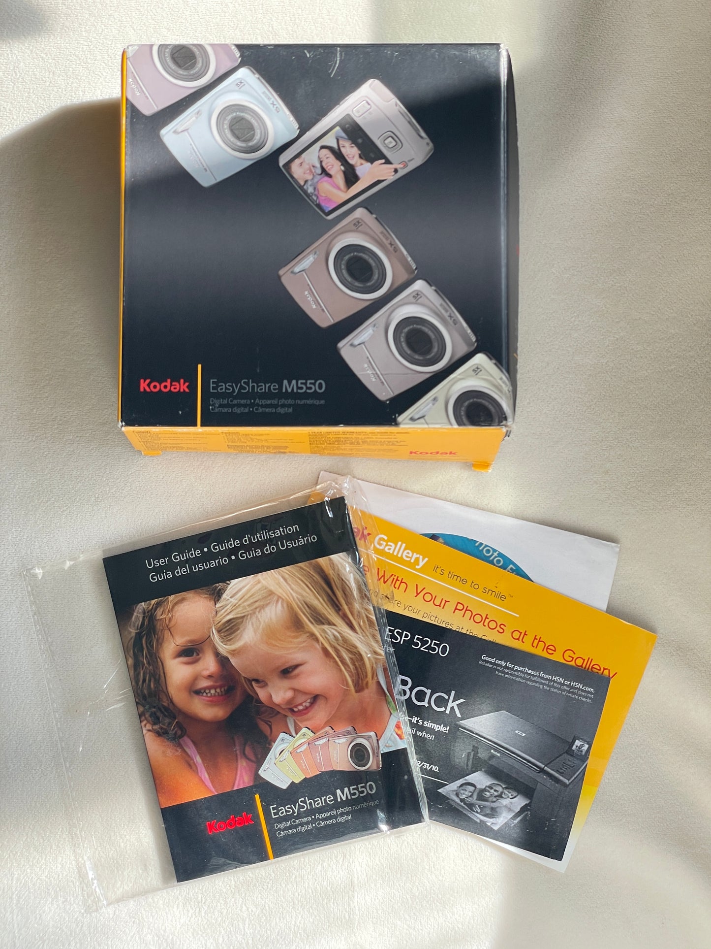 Kodak EasyShare M550 12 MP Digital Camera Bundle - Pink - In Box