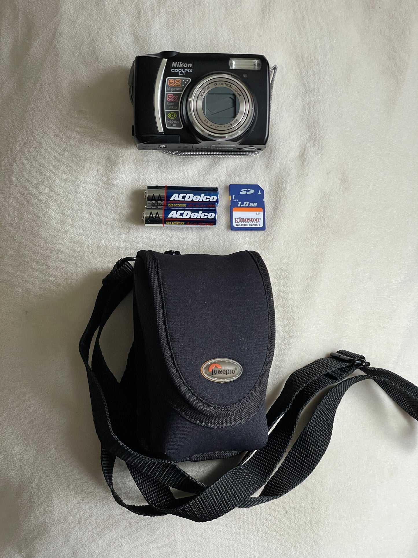 Nikon CoolPix L1 6.2 MP Digital Camera Bundle - Black