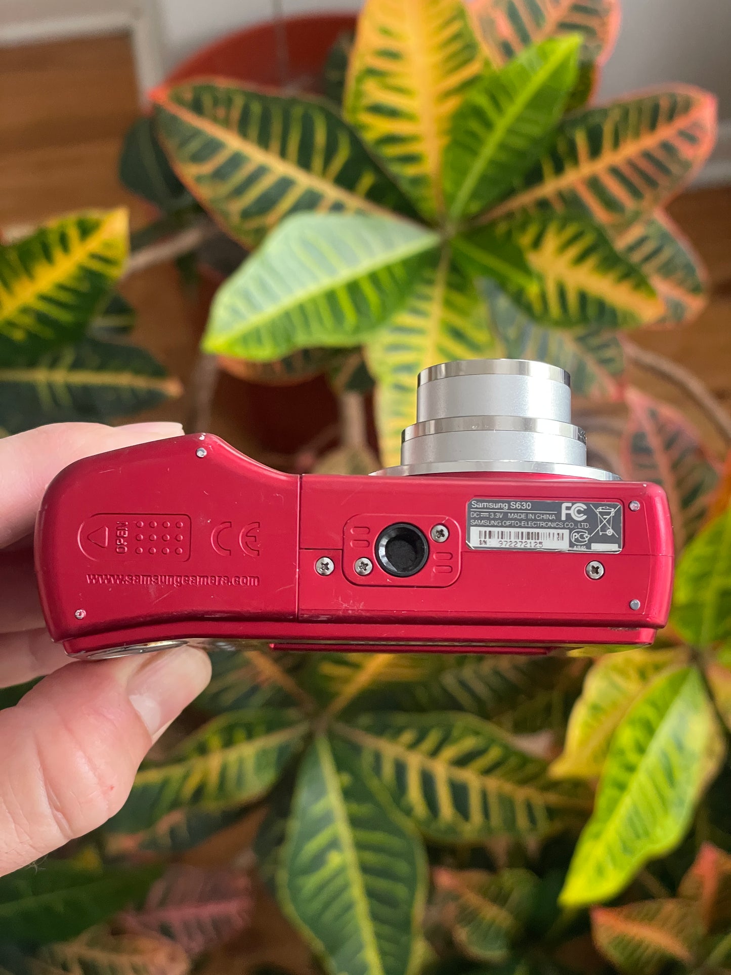 Samsung S630 6.0 MP Digital Camera Bundle - Red