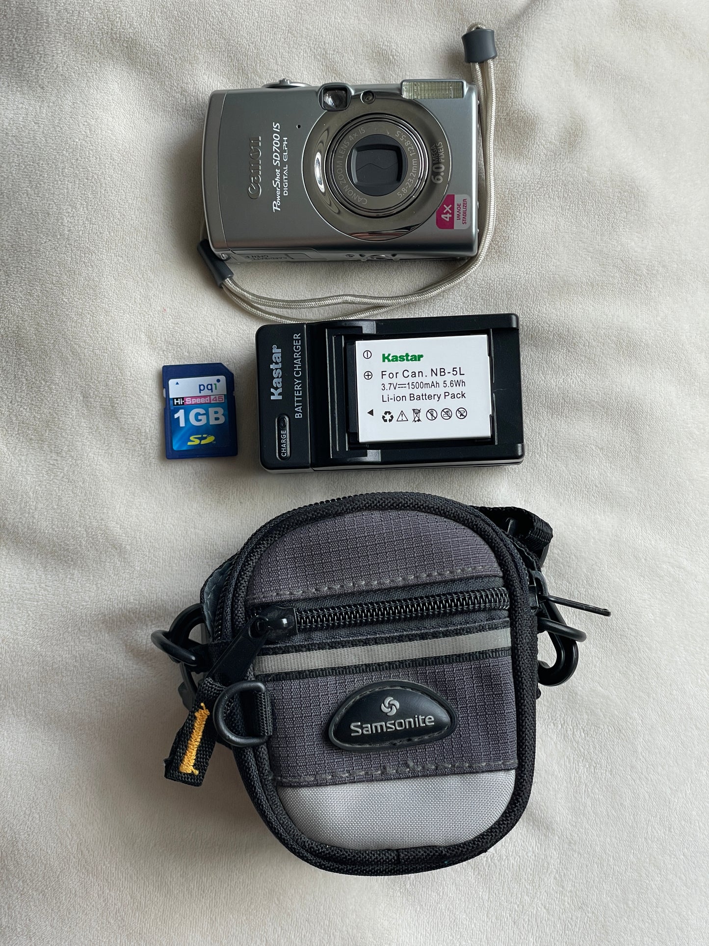 Canon PowerShot SD700 IS Digital ELPH 6.0 MP Digital Camera Bundle