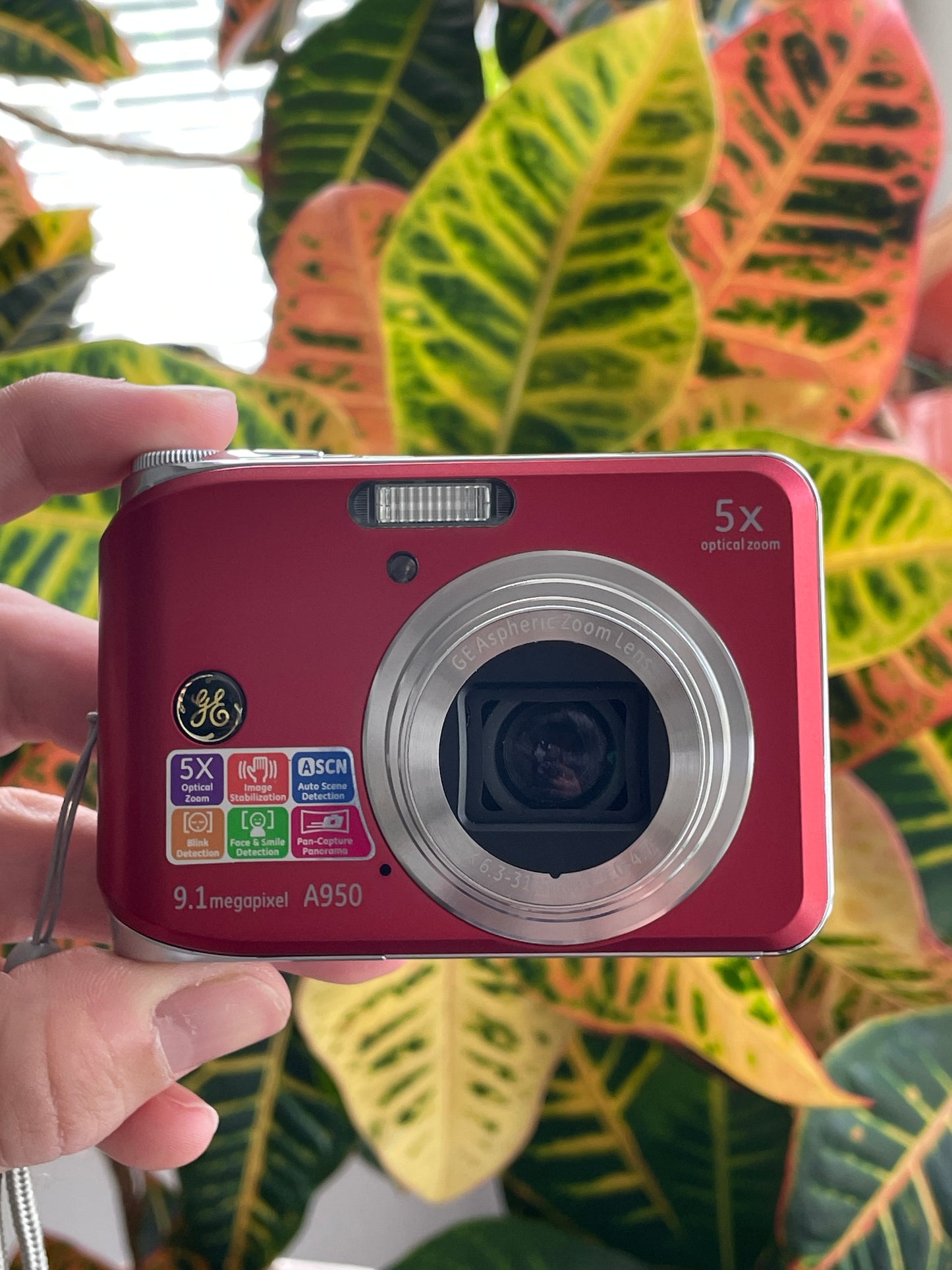 GE A950 9.1 MP Digital Camera Bundle - Red
