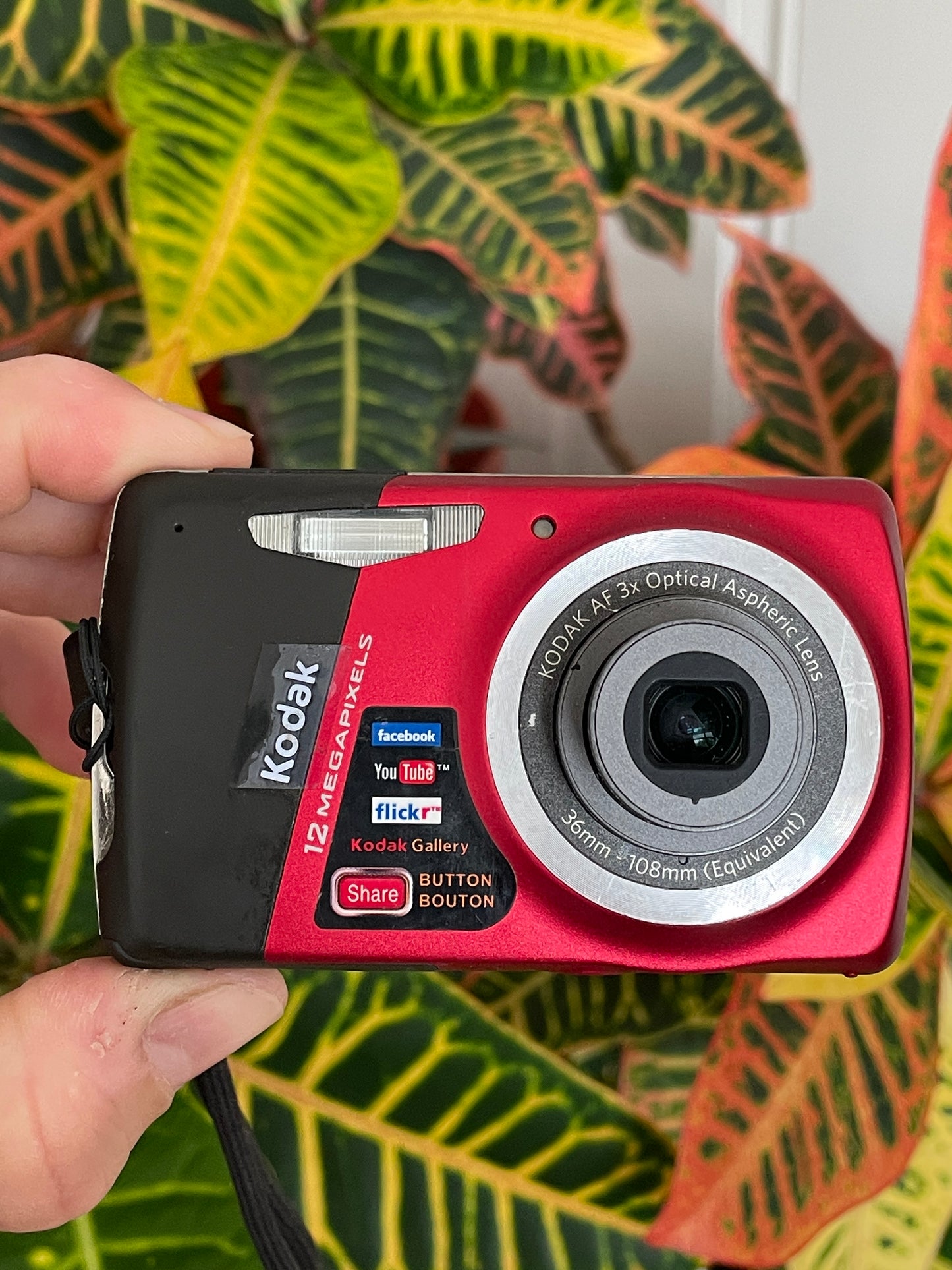 Kodak EasyShare M530 12 MP Digital Camera Bundle - Red