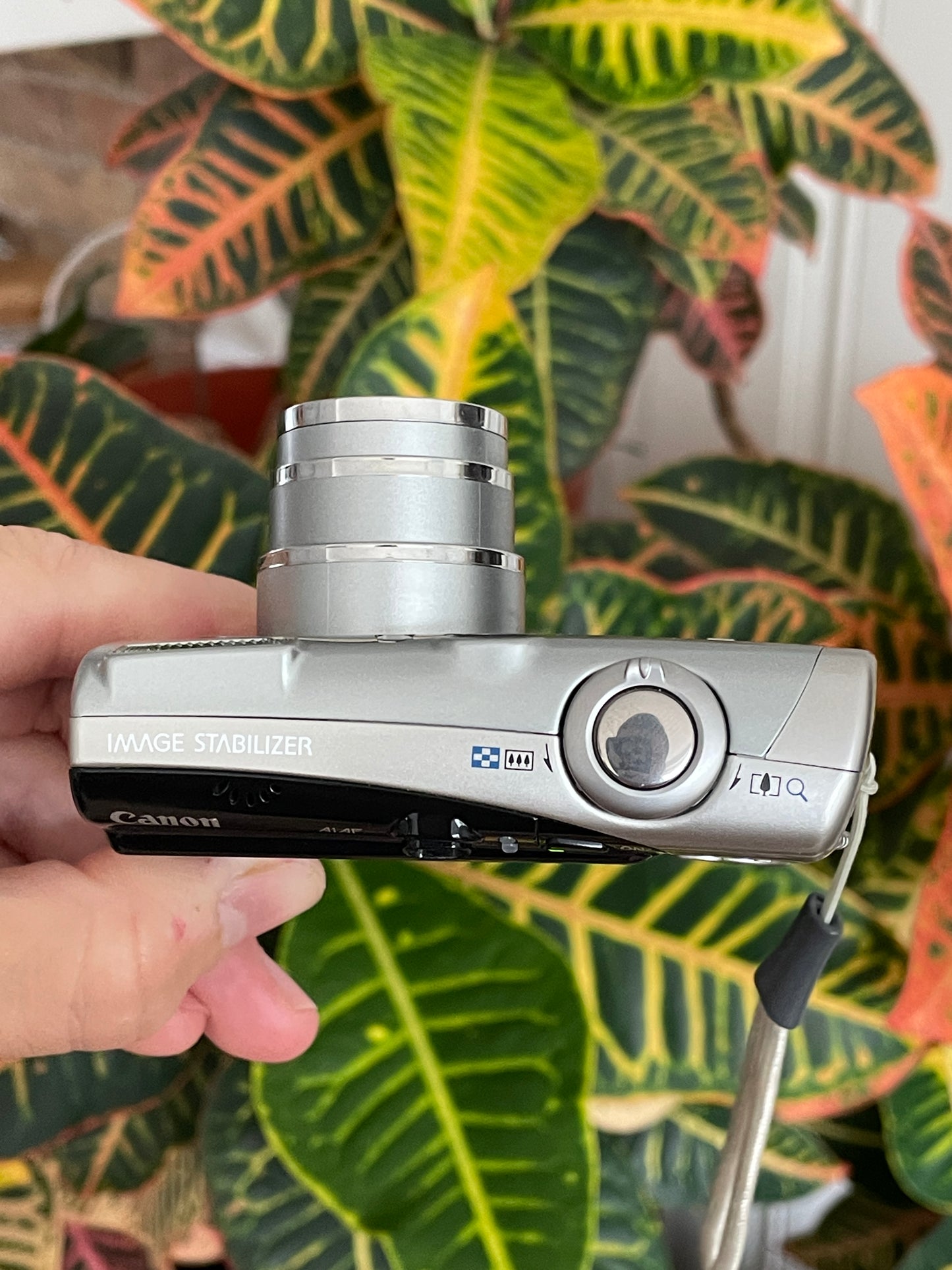 Canon PowerShot SD700 IS Digital ELPH 6.0 MP Digital Camera Bundle