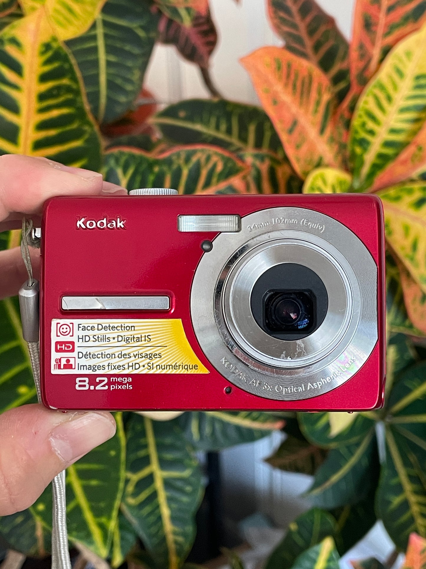 Kodak EasyShare M863 8.2 MP Digital Camera Bundle - Red