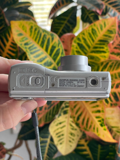 Olympus FE - 210 7.1 MP Digital Camera Bundle - Silver