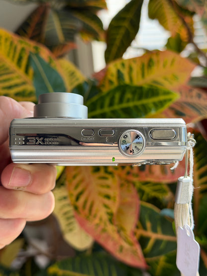 Kodak EasyShare MD853 8.2 MP Digital Camera Bundle - Silver