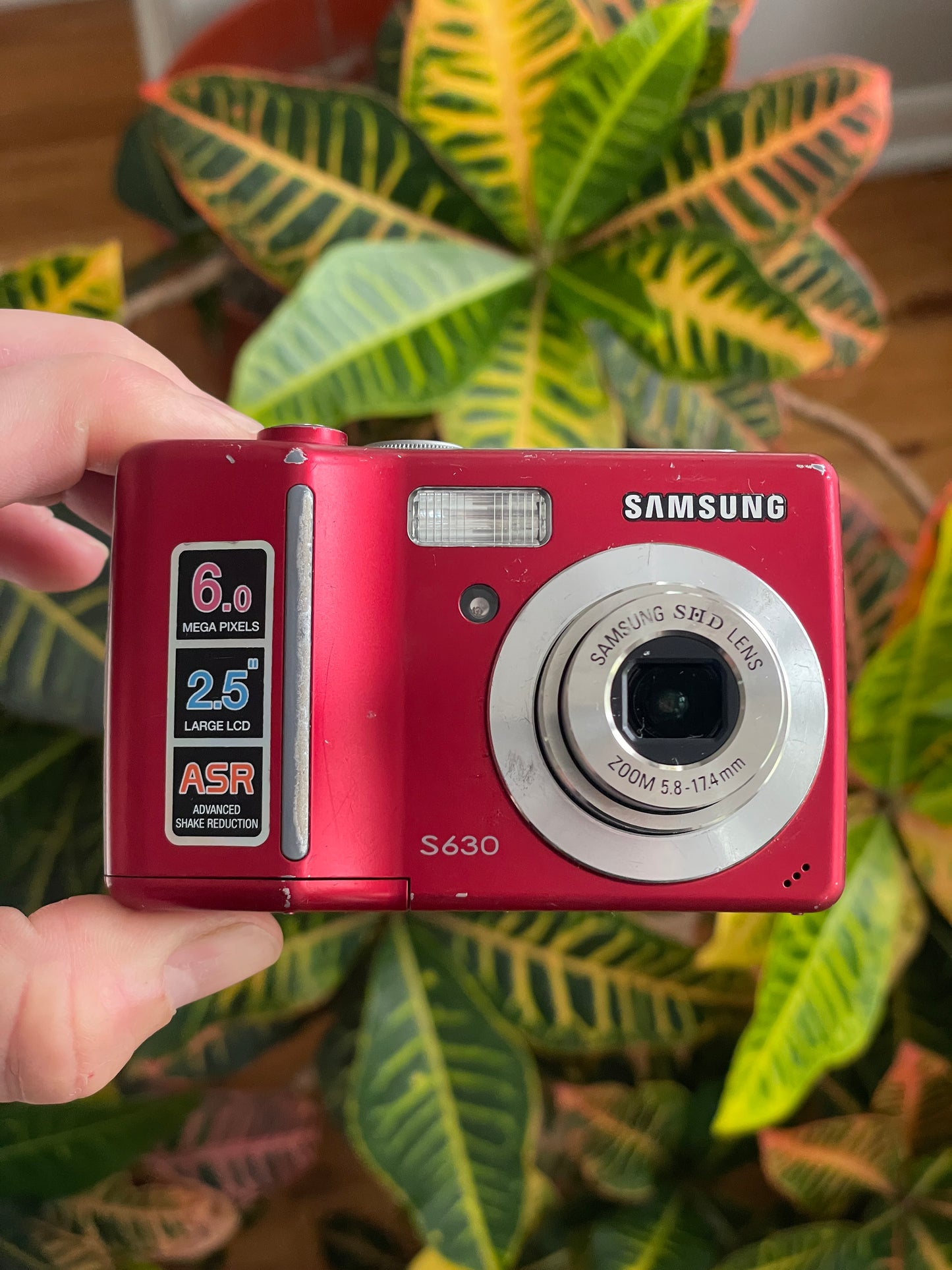 Samsung S630 6.0 MP Digital Camera Bundle - Red