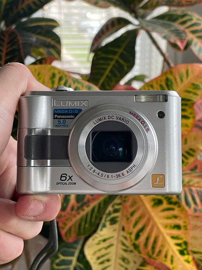 Panasonic DMC-LZ4 5.0 MP Digital Camera Bundle - Silver