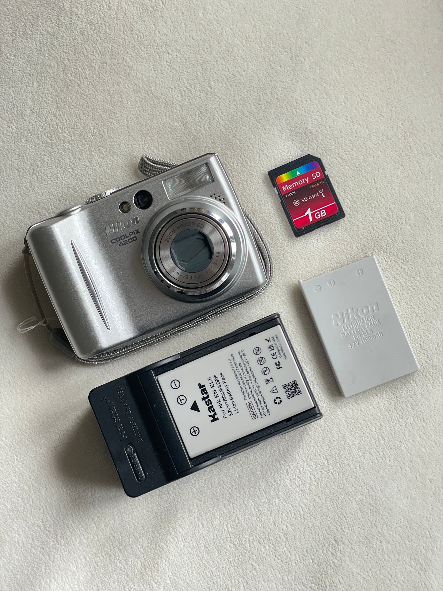 Nikon CoolPix E4200 4.0 MP Digital Camera Bundle - Silver