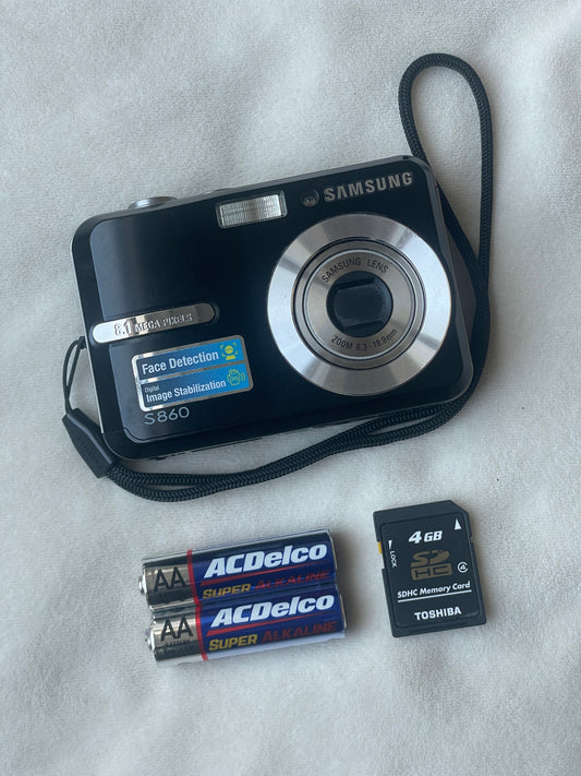 Samsung S860 8.1 MP Digital Camera Bundle