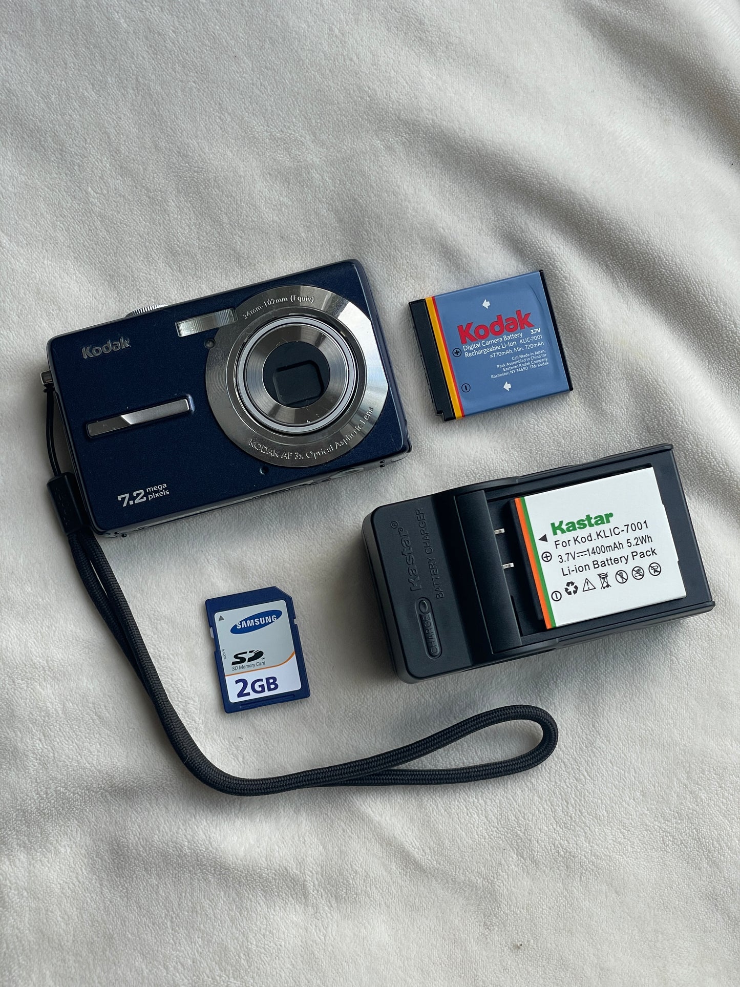 Kodak EasyShare M763 7.2 MP Digital Camera Bundle - Midnight Blue