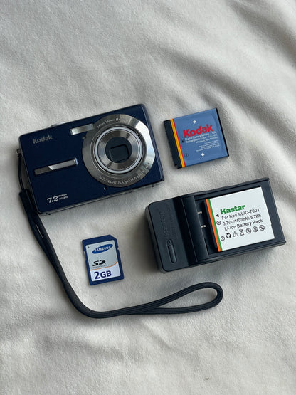 Kodak EasyShare M763 7.2 MP Digital Camera Bundle - Midnight Blue