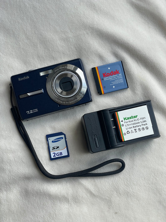 Kodak EasyShare M763 7.2 MP Digital Camera Bundle - Midnight Blue