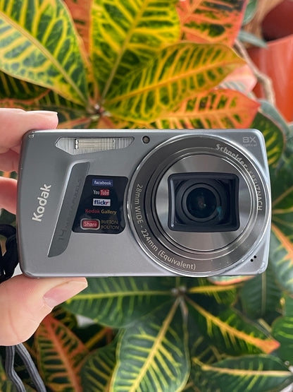 Kodak EasyShare M580 14 MP Digital Camera Bundle - Grey