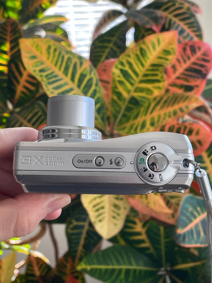 Kodak EasyShare C713 7.0 MP Digital Camera Bundle - Silver