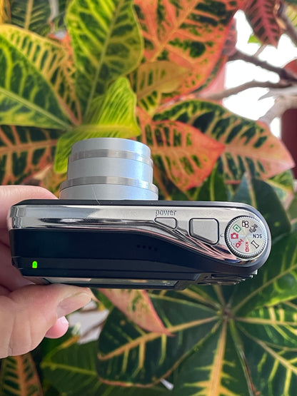 GE A1050 10.1 MP Digital Camera Bundle - Complete in Box