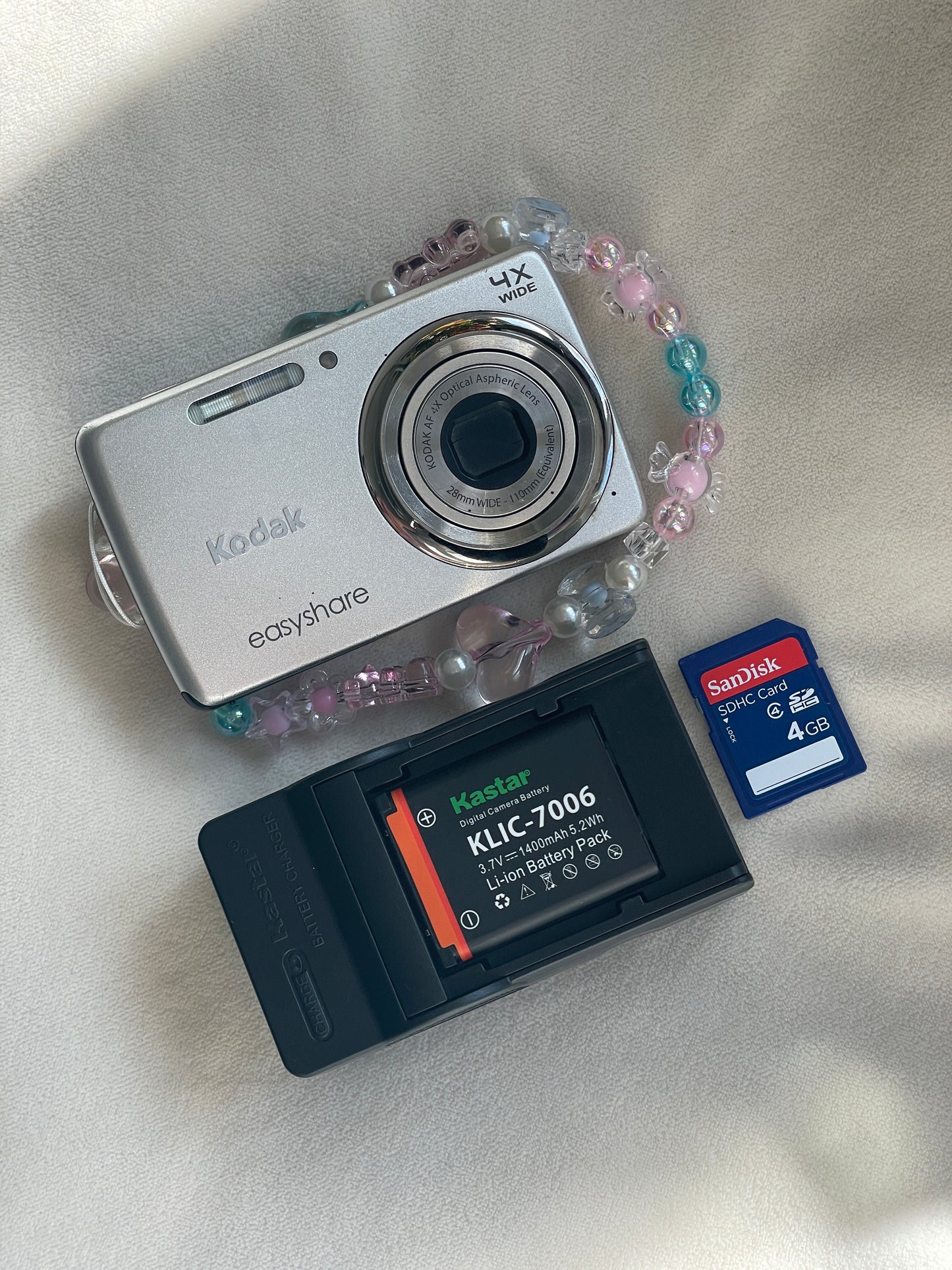 Kodak EasyShare M532 14.0 MP Digital Camera Bundle - Silver