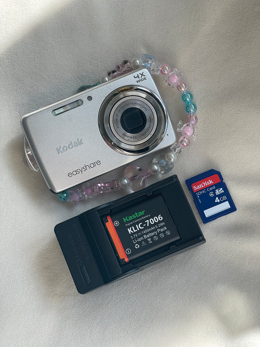 Kodak EasyShare M532 14.0 MP Digital Camera Bundle - Silver