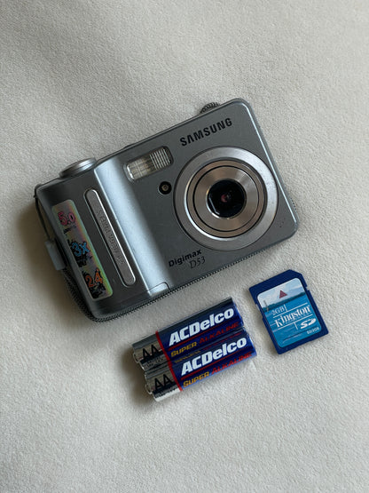 Samsung Digimax D53 5.0 MP Digital Camera Bundle - Gray