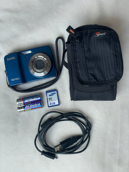 Kodak EasyShare CD82 12 MP Digital Camera Bundle - Blue