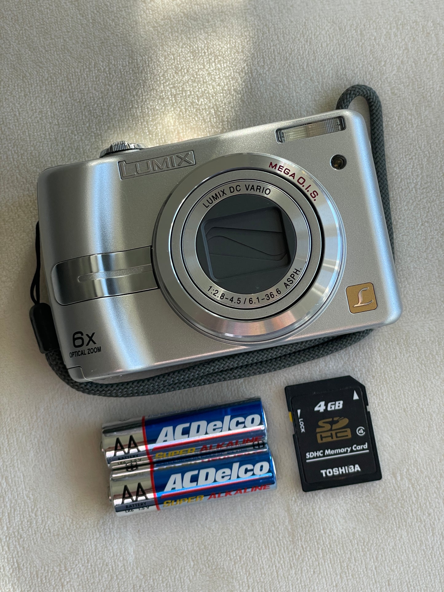 Panasonic Lumix DMC-LZ6 7.2 MP Digital Camera Bundle - Silver