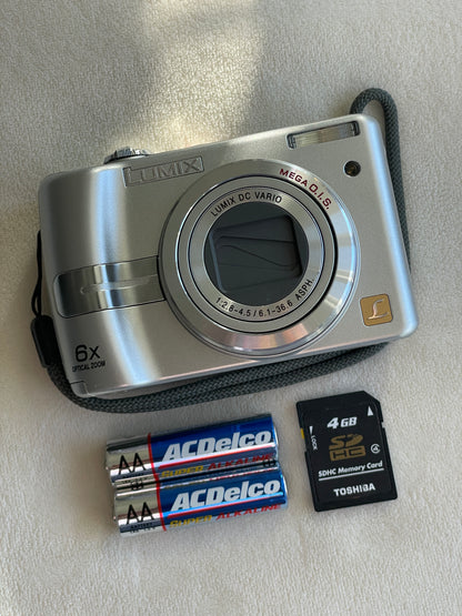 Panasonic Lumix DMC-LZ6 7.2 MP Digital Camera Bundle - Silver