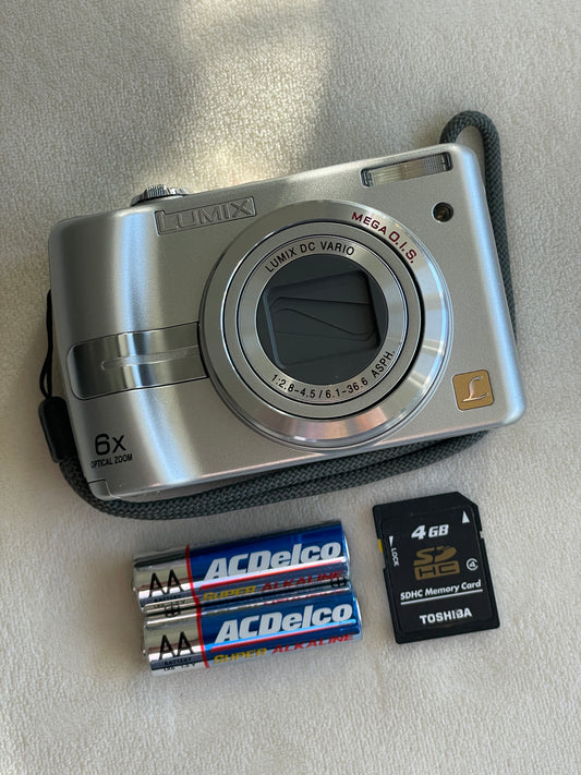 Panasonic Lumix DMC-LZ6 7.2 MP Digital Camera Bundle - Silver