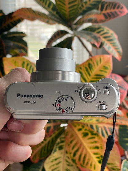 Panasonic DMC-LZ4 5.0 MP Digital Camera Bundle - Silver