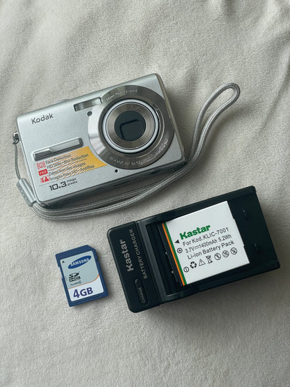 Kodak EasyShare M1063 10.3 MP Digital Camera Bundle - Silver