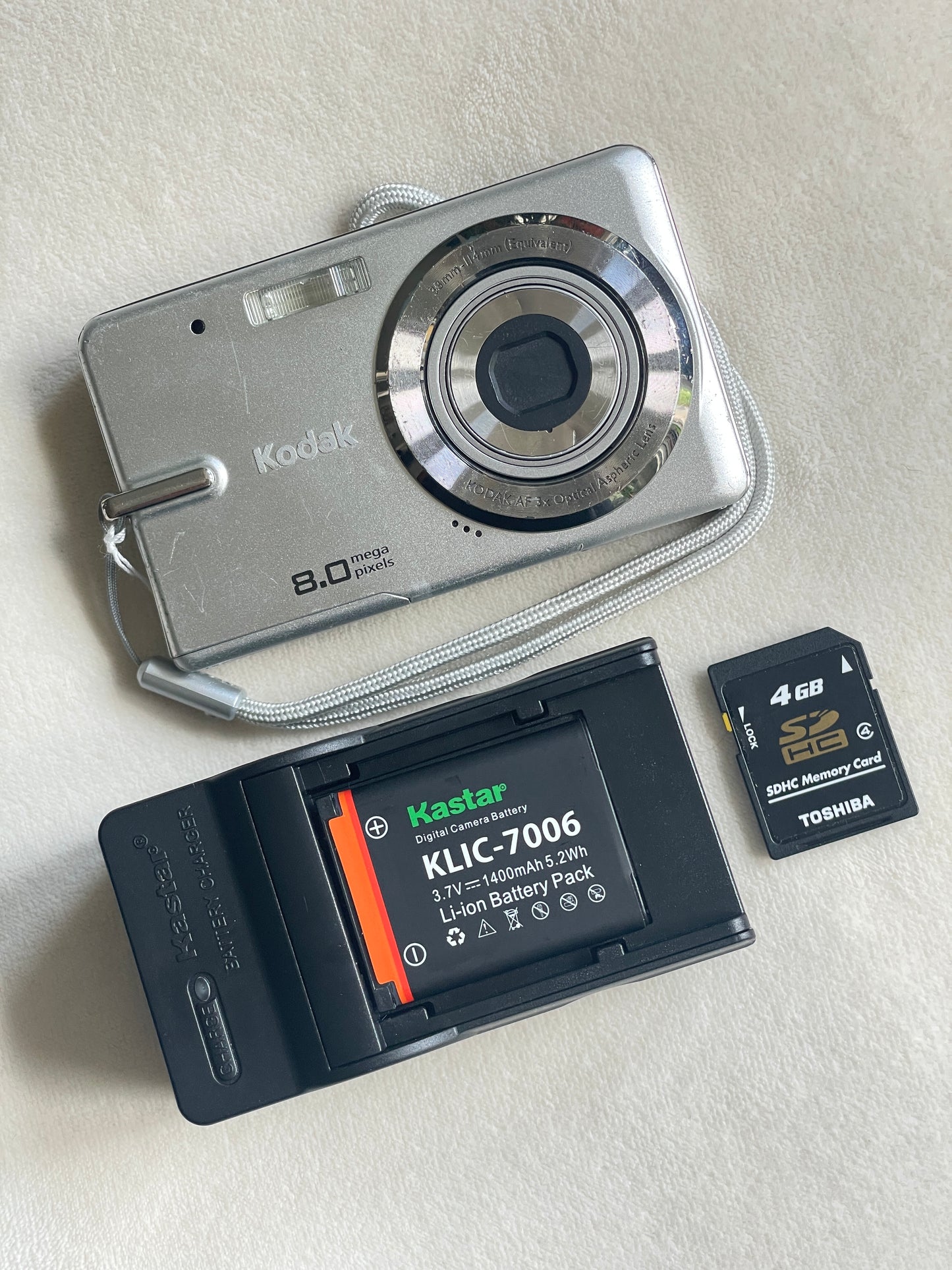 Kodak EasyShare M883 8.0 MP Digital Camera Bundle - Silver
