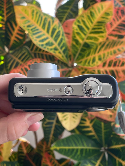 Nikon CoolPix L11 6.0 MP Digital Camera Bundle - Black