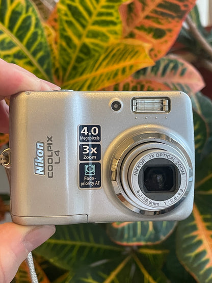 Nikon CoolPix L4 4.0 MP Digital Camera Bundle - Silver
