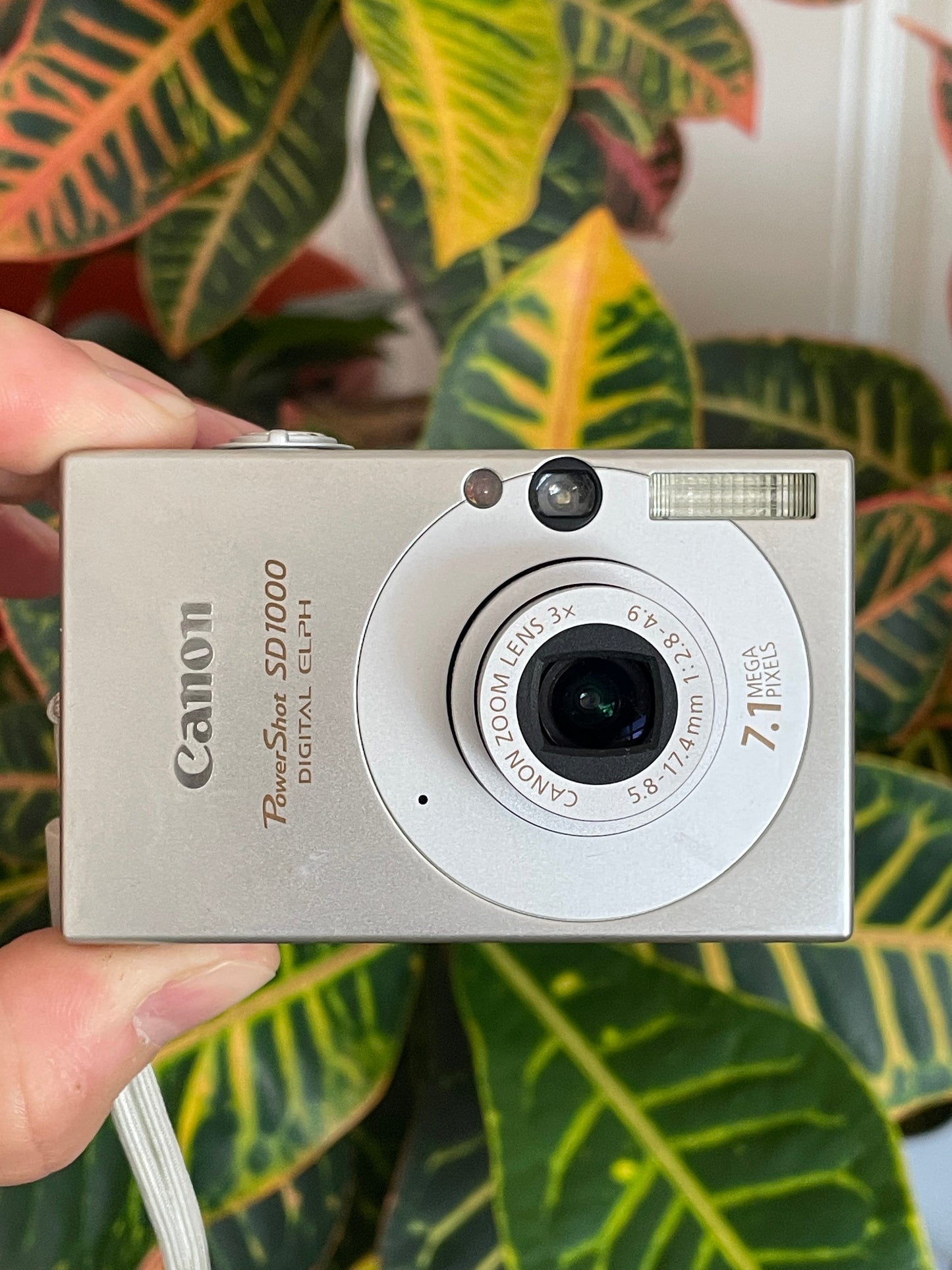 Canon PowerShot SD 1000 Digital ELPH 7.1 MP Camera Bundle