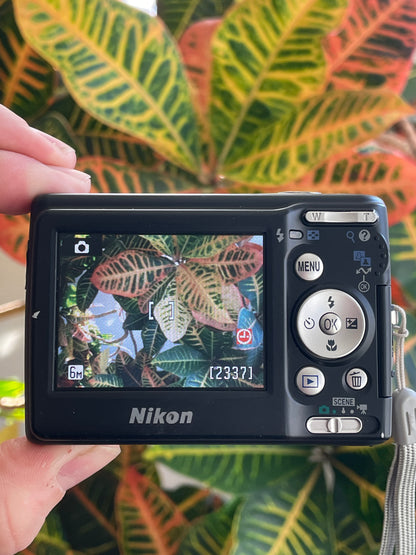 Nikon CoolPix L11 6.0 MP Digital Camera Bundle - Black