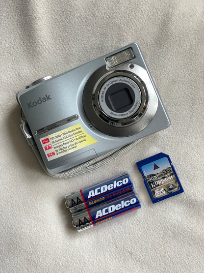 Kodak EasyShare C913 9.2 MP Digital Camera Bundle - Gray