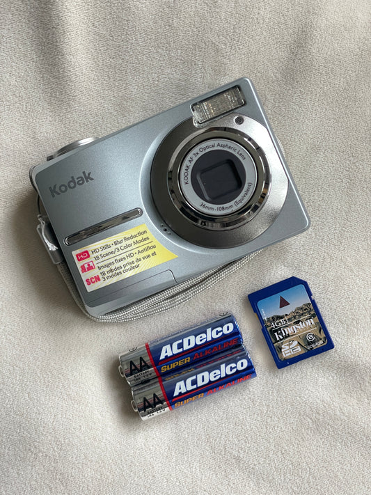 Kodak EasyShare C913 9.2 MP Digital Camera Bundle - Gray