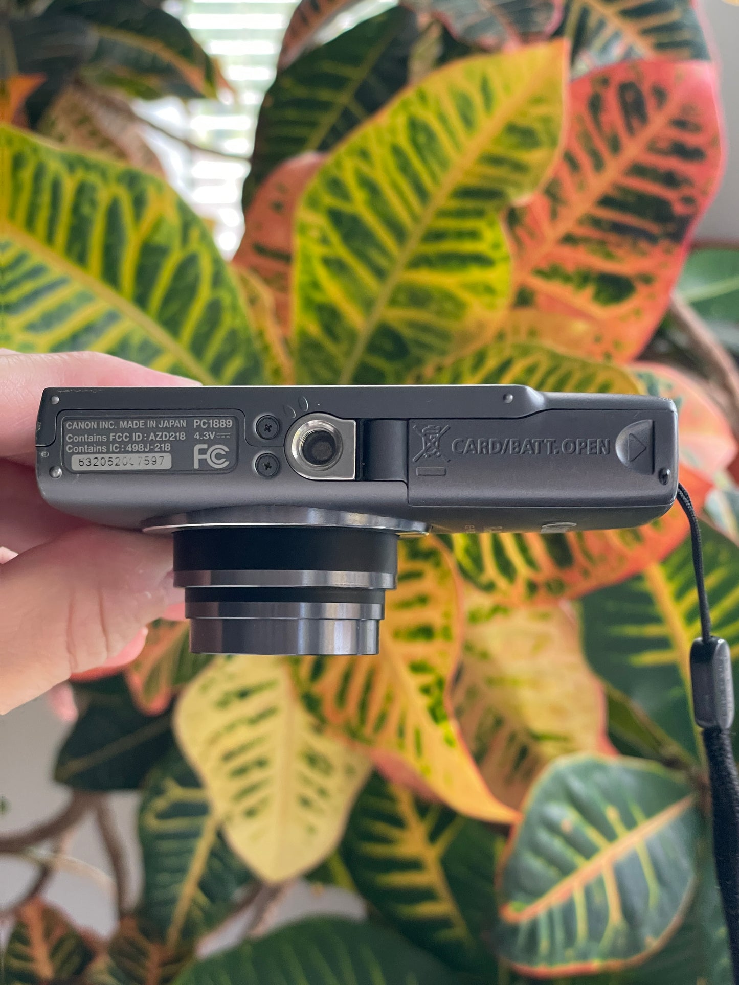 Canon PowerShot ELPH 130 IS 16 MP Digital Camera Bundle - Silver