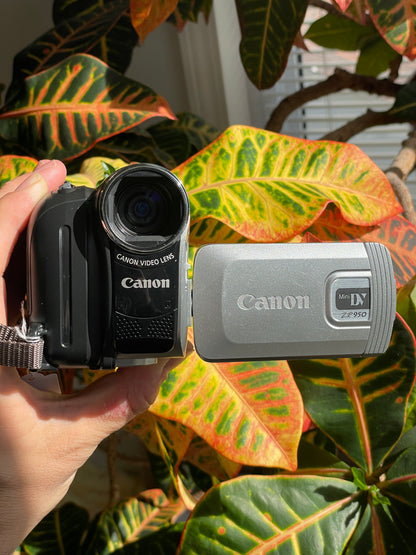 Canon Mini DV Handycam Model No. ZR950 Bundle