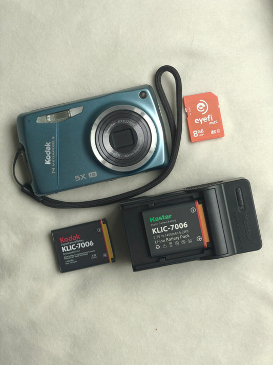 Kodak EasyShare M575 14 MP Digital Camera Bundle - Blue