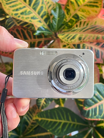 Samsung ST30 10.1 MP Digital Camera Bundle - Silver