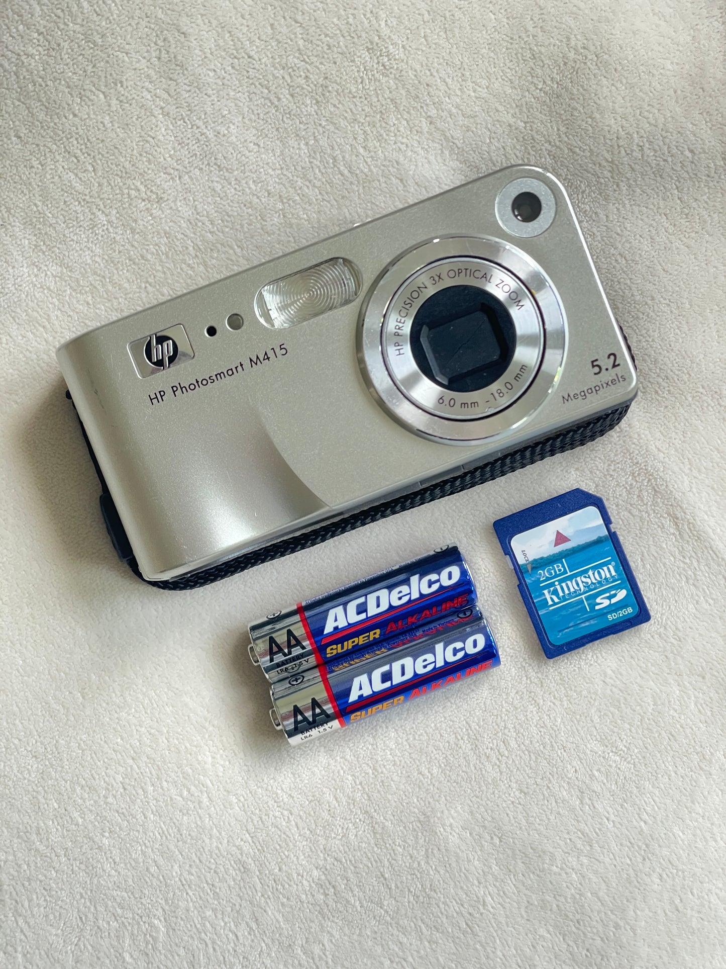 HP Photosmart M415 5.2 MP Digital Camera Bundle - Silver