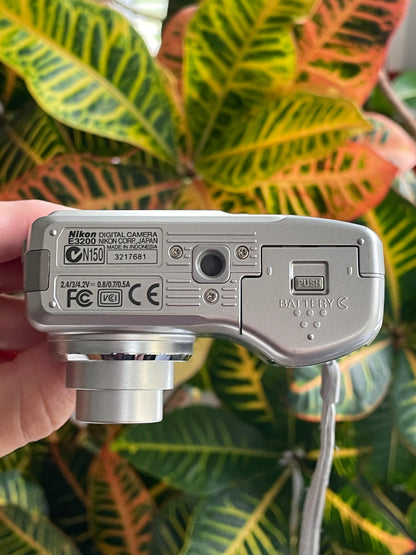 Nikon CoolPix 3200 3.2 MP Digital Camera Bundle - Silver